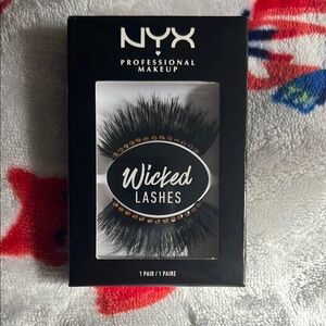 NYX Black Dramatic Wicked Lashes